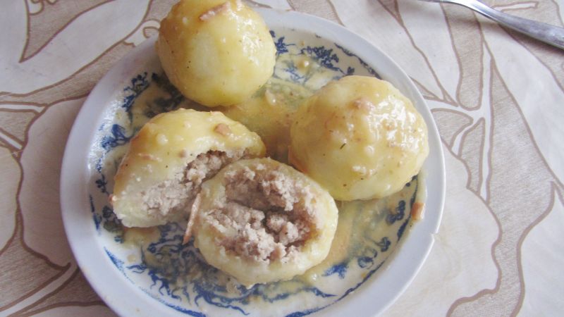 Pyzy z mięsem polane sosem