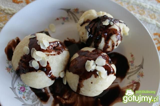 pyzy z polewą czekoladową i posypką pyzy z polewą czekoladową i posypką