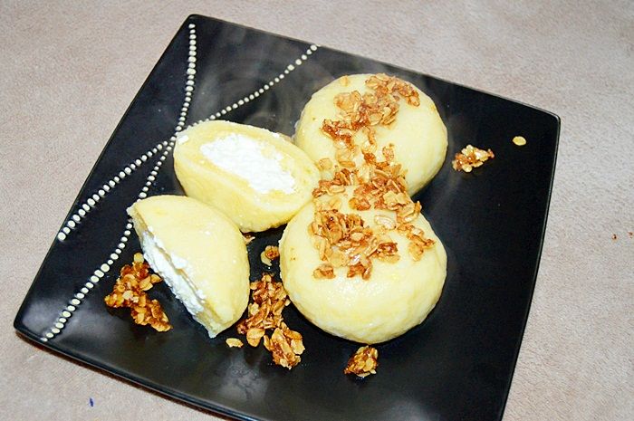 Pyzy z twarogiem i karmelizowanymi płatkami