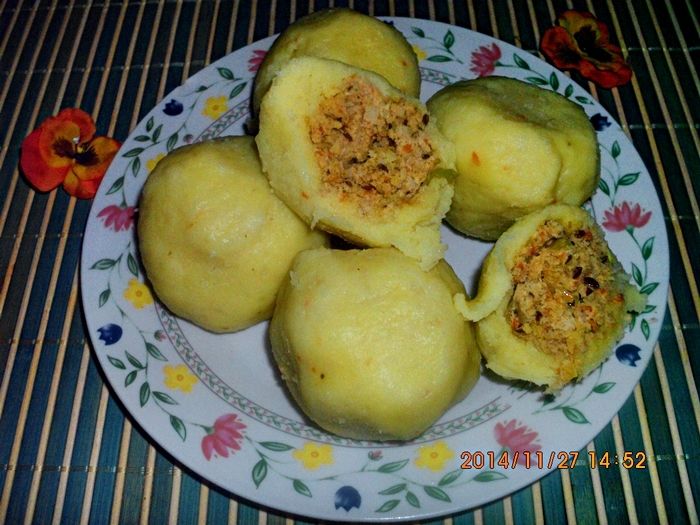 Pyzy z wędliną, kaszą kuskus i siemieniem lnianym Pyzy z wędliną, kaszą kuskus i siemieniem lnianym
