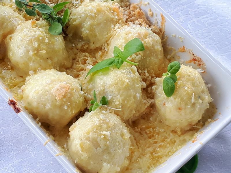 Pyzy zapiekane z sosem serowym