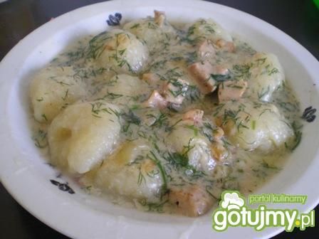 Pyzy ziemniaczane w sosie koperkowym