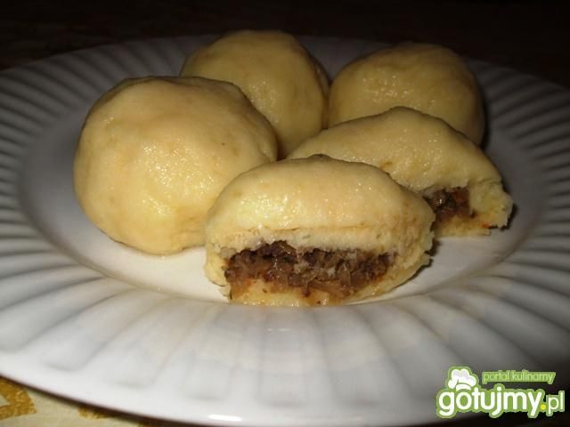 Pyzy ziemniaczane z kapustą i grzybami