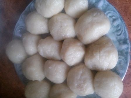 Pyzy ziemniaczane z nadzieniem szpinakowo-serowym 