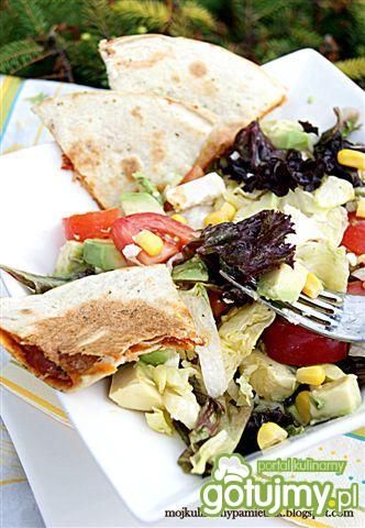 Queasadilla z chorizo z sałatką Queasadilla z chorizo z sałatką