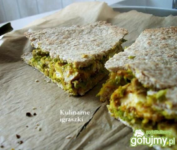 Queisadilla. Kurczak i pasta groszkowa.