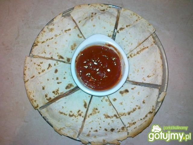 Quesadilla z czerwoną papryką i oliwkami Quesadilla z czerwoną papryką i oliwkami