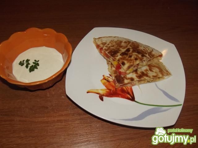 Quesadilla z kurczakiem i sosem 