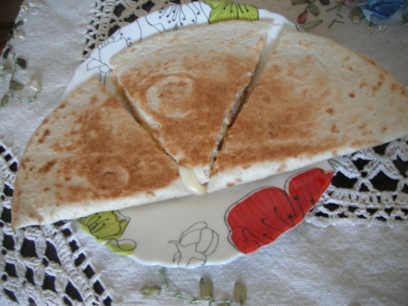 Quesadilla z kurczakiem i żółtym serem 