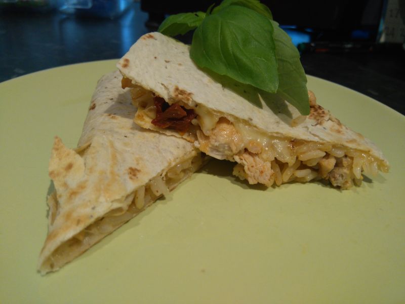 Quesadilla z ryżem i kurczakiem Quesadilla z ryżem i kurczakiem