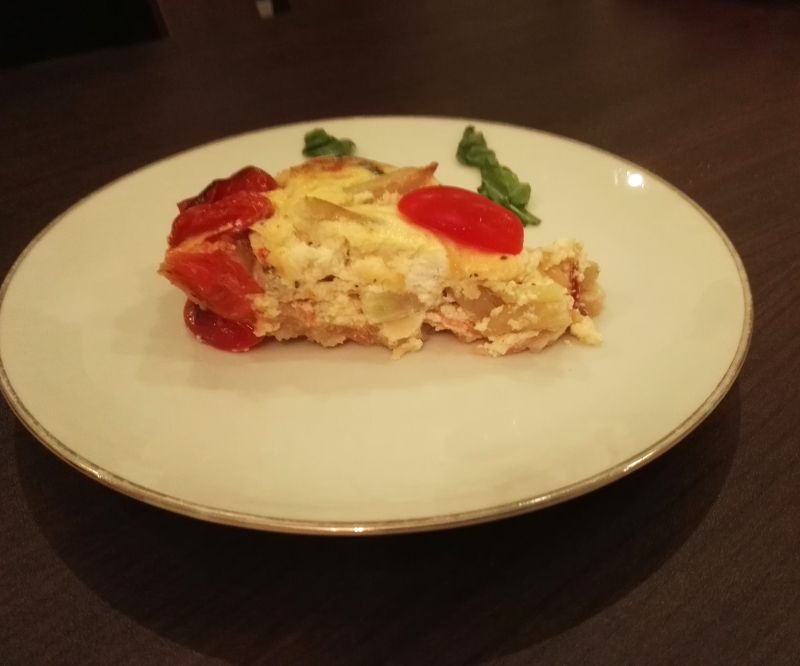Quiche z fasolką szparagową, pomidorami i łososiem