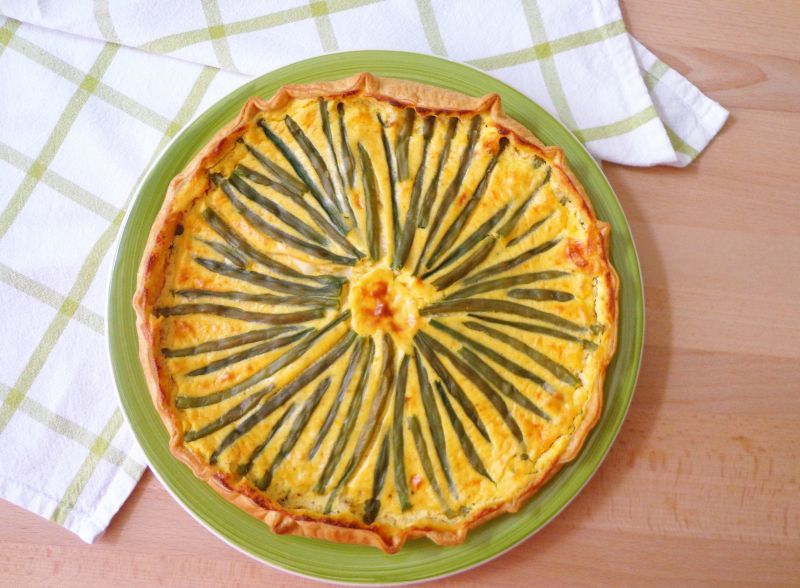 Quiche z fasolką szparagową w sosie szafranowym