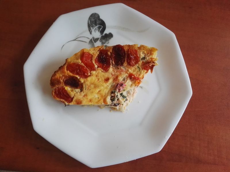 Quiche z łososiem, szpinakiem i pomidorkami Quiche z łososiem, szpinakiem i pomidorkami
