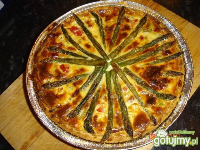 Quiche z pomidorami i szparagami Quiche z pomidorami i szparagami