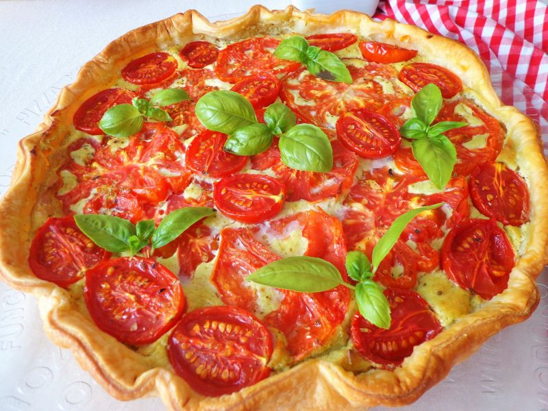 Quiche z pomidorami w sosie z pesto i ricotty  Quiche z pomidorami w sosie z pesto i ricotty