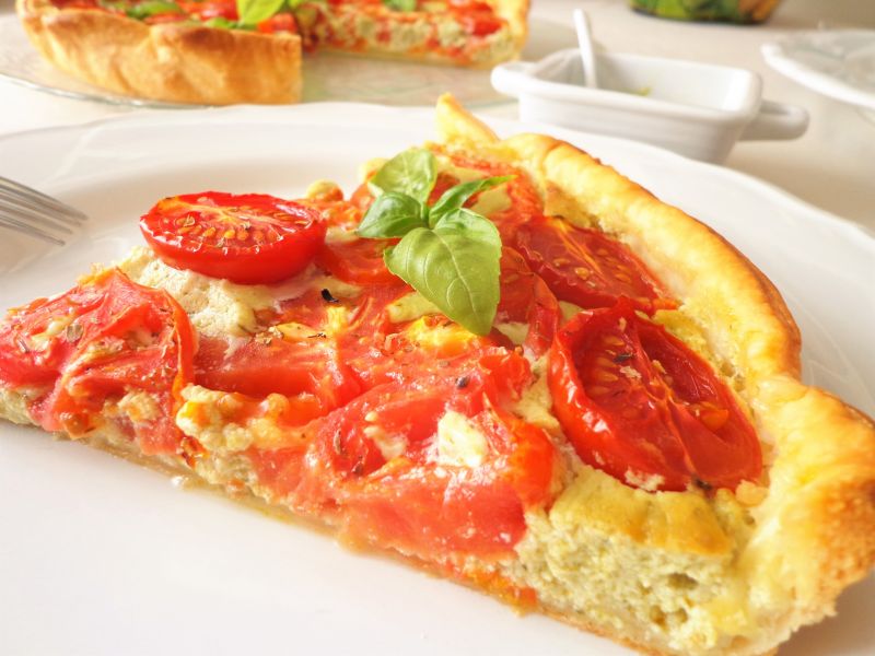 Quiche z pomidorami w sosie z pesto i ricotty  Quiche z pomidorami w sosie z pesto i ricotty