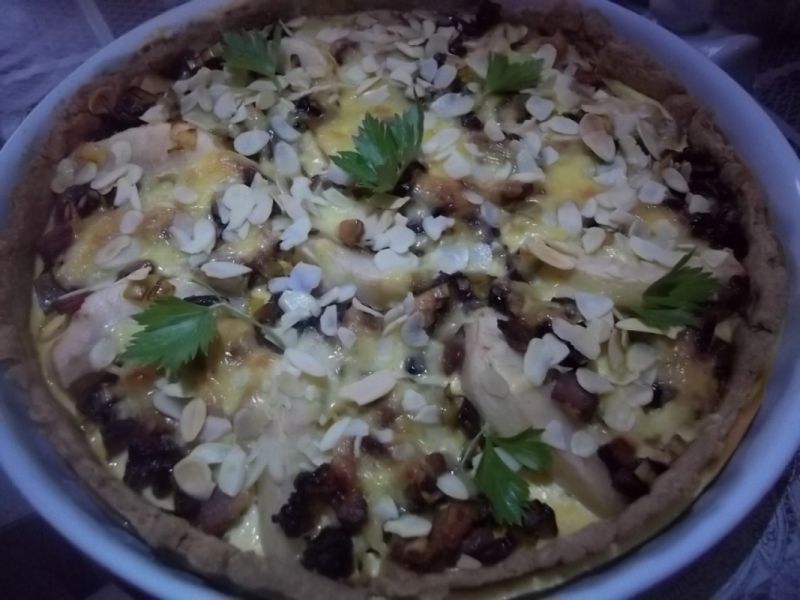 Quiche z wędzonym łososiem i żurawiną