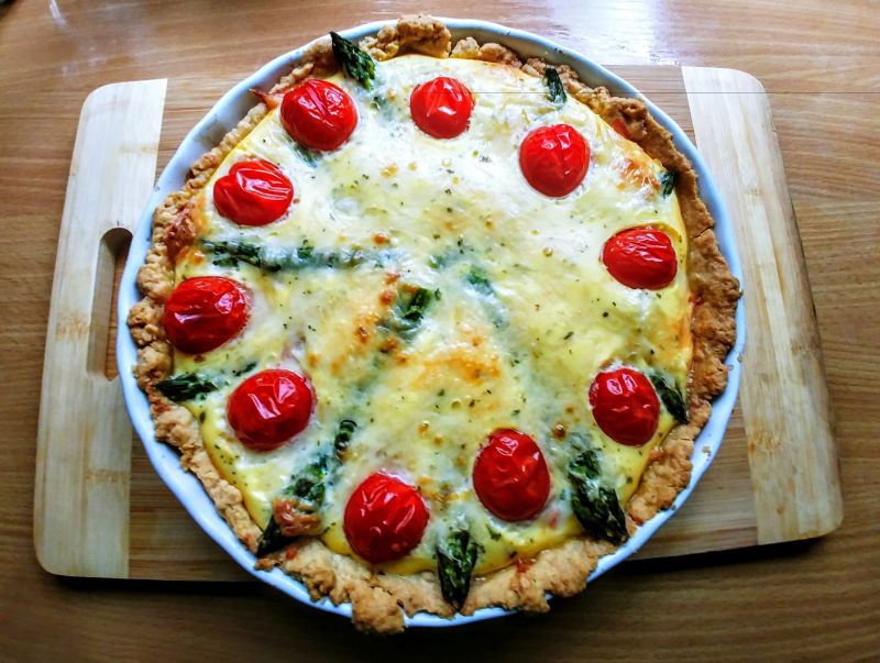 Quiche ze szparagami i łososiem Quiche ze szparagami i łososiem