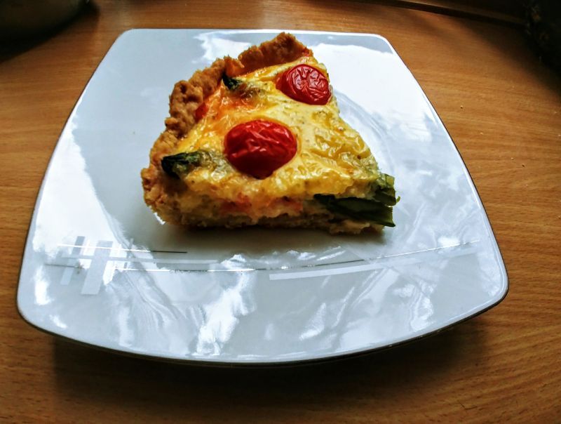 Quiche ze szparagami i łososiem Quiche ze szparagami i łososiem