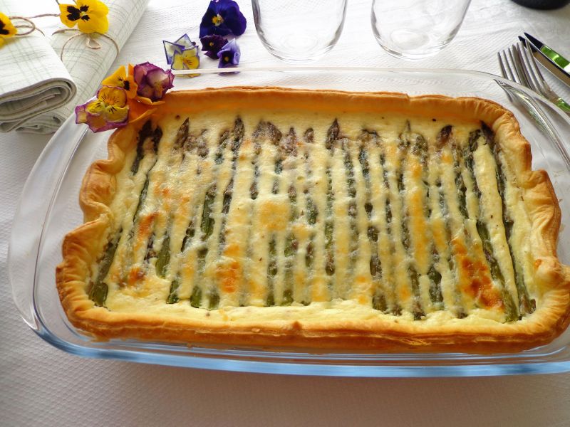 Quiche ze szparagami w sosie z ricotty i fety Quiche ze szparagami w sosie z ricotty i fety