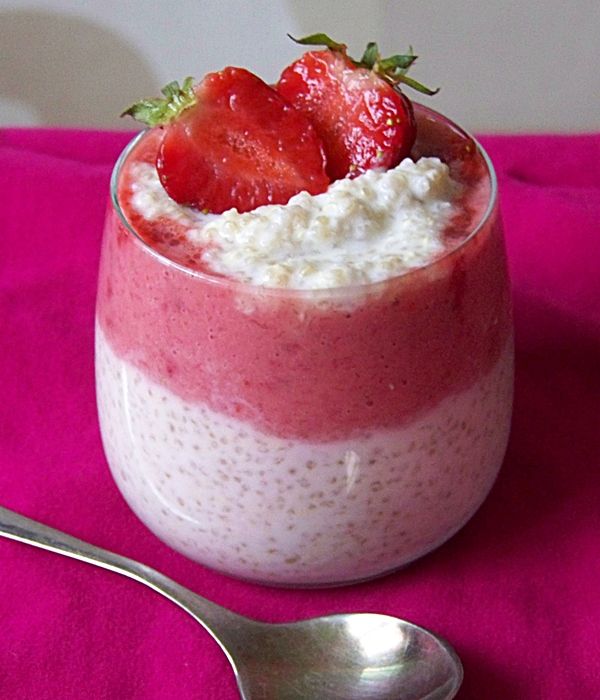 Quinoa ( komosa ryżowa ) z owocami Quinoa ( komosa ryżowa ) z owocami