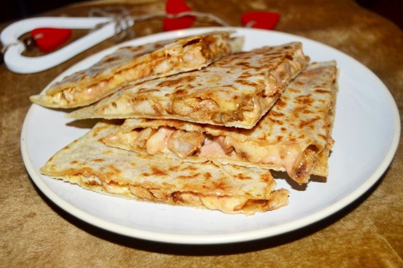 Quritto (quesadilla) z kurczakiem serem i sosem