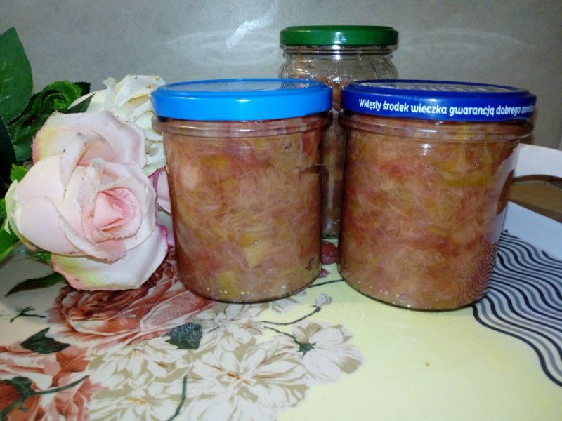 Rabarbar w słoikach