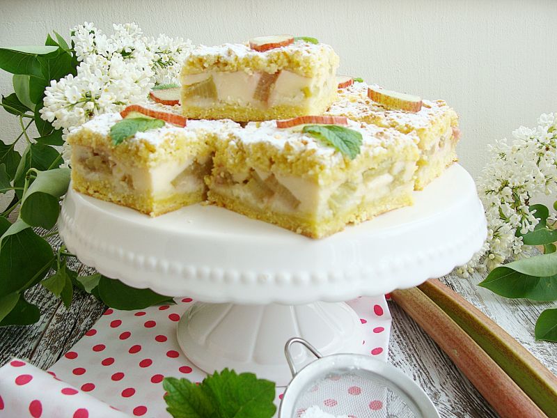 Rabarbarowe ciasto z biszkoptowym budyniem Rabarbarowe ciasto z biszkoptowym budyniem