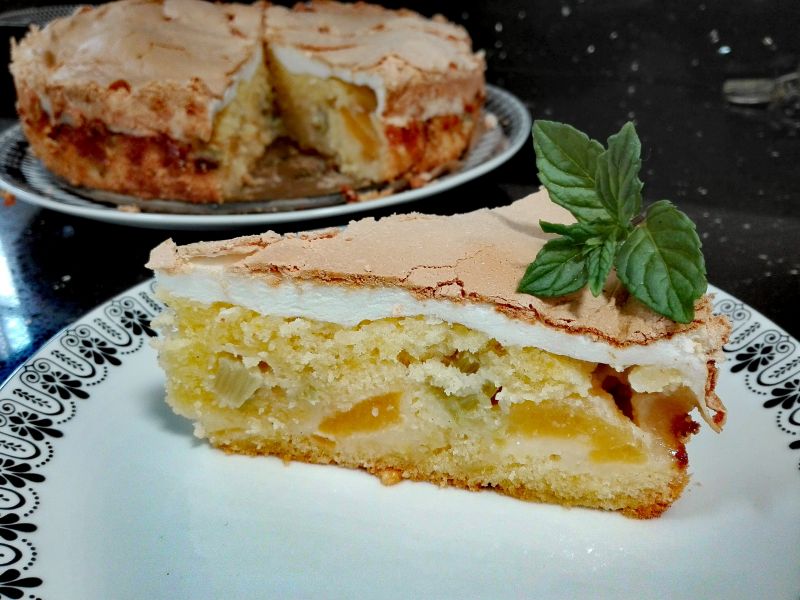 Rabarbarowe ciasto z morelami i bezą