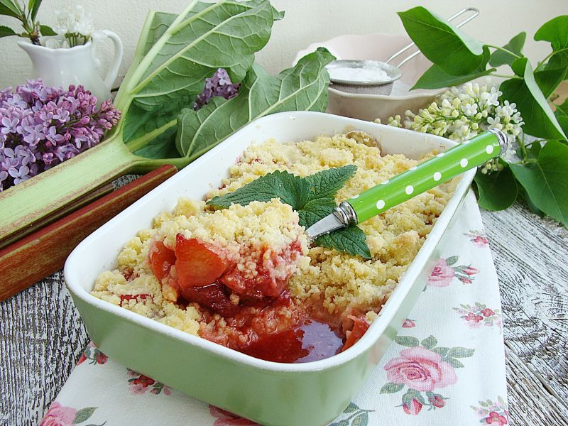 Rabarbarowe crumble z truskawkami  Rabarbarowe crumble z truskawkami