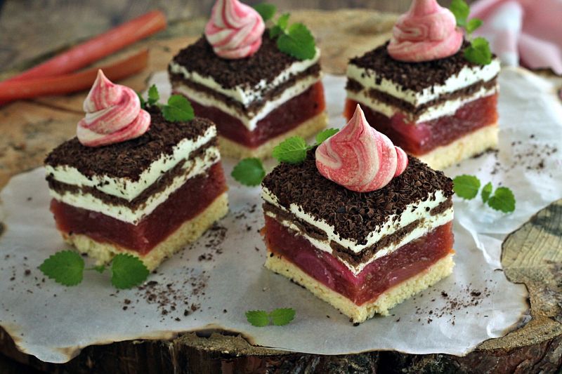 Rabarbarowiec z kremem  Rabarbarowiec z kremem