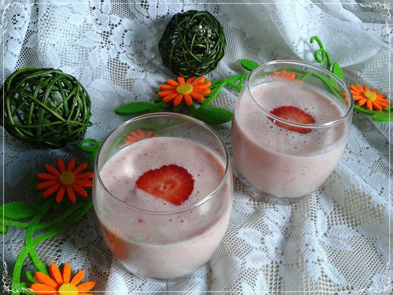Rabarbarowo-truskawkowy koktajl na maślance Rabarbarowo-truskawkowy koktajl na maślance