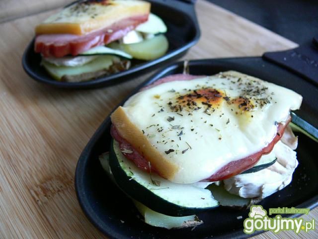 Raclette z kiełbasą i warzywami Raclette z kiełbasą i warzywami