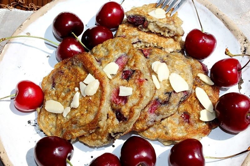 Racuchy bananowo-jaglane z czereśniami Racuchy bananowo-jaglane z czereśniami