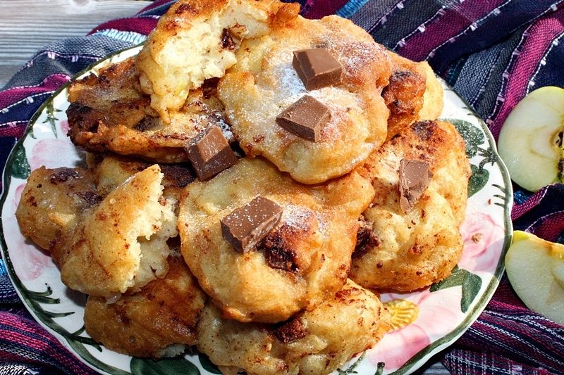 Racuchy drożdżowe z jabłkami i czekoladą
