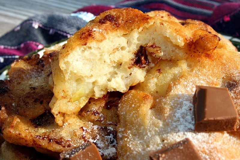 Racuchy drożdżowe z jabłkami i czekoladą