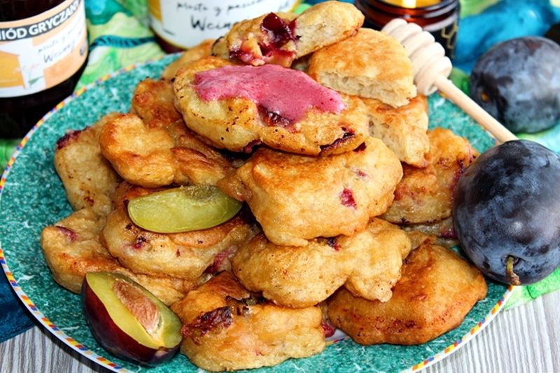 Racuchy drożdżowe z miodem i śliwkami Racuchy drożdżowe z miodem i śliwkami