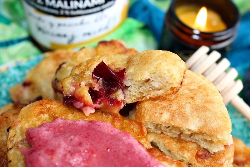 Racuchy drożdżowe z miodem i śliwkami Racuchy drożdżowe z miodem i śliwkami