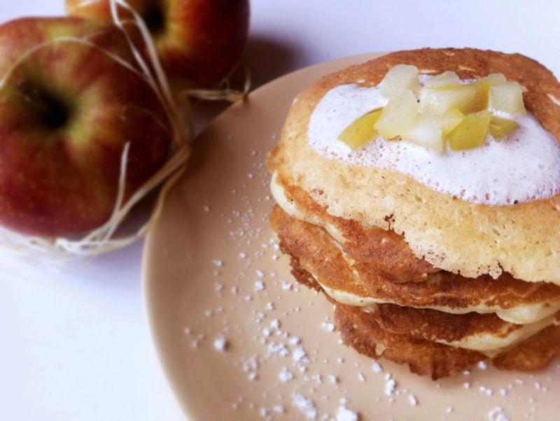Racuchy drożdżowe z sosem jabłkowo-cynamonowym 