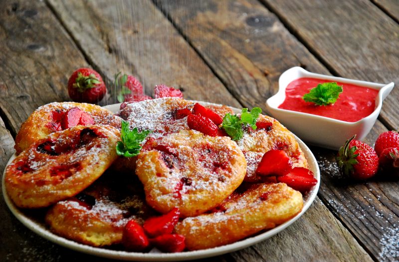 Racuchy drożdżowe z truskawkami
