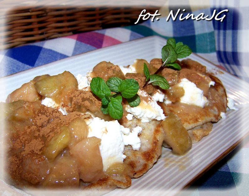 Racuchy drożdżowe z twarogiem i rabarbarem 