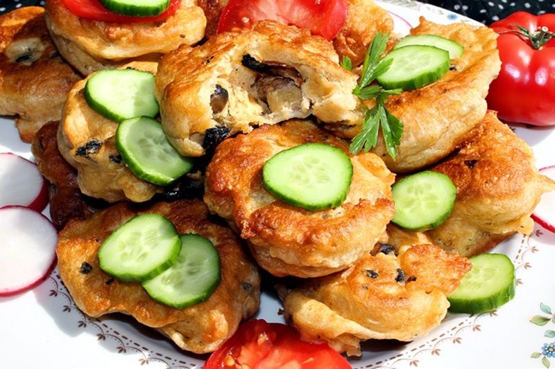 Racuchy drożdżowe z żółtym serem i pieczarkami