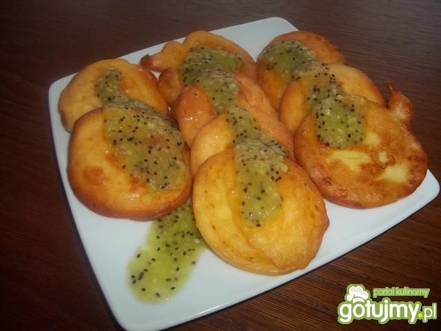 Racuchy jogurtowe z sosem z kiwi