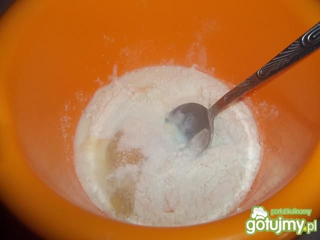 Racuchy jogurtowe z sosem z kiwi