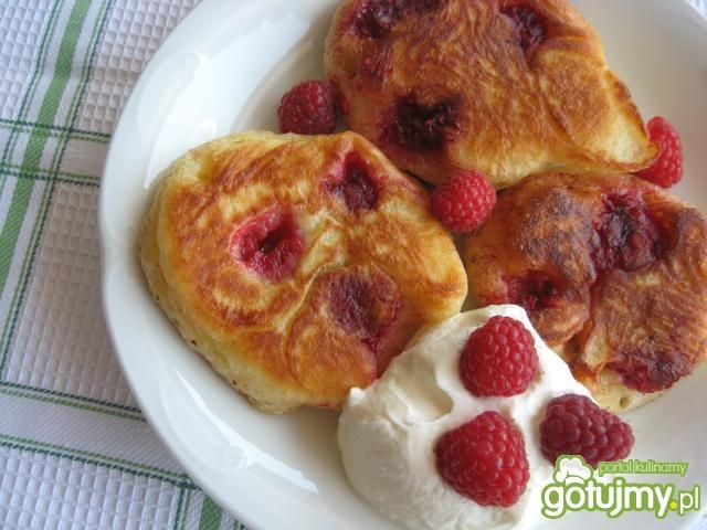 Racuchy na drożdżach z malinami