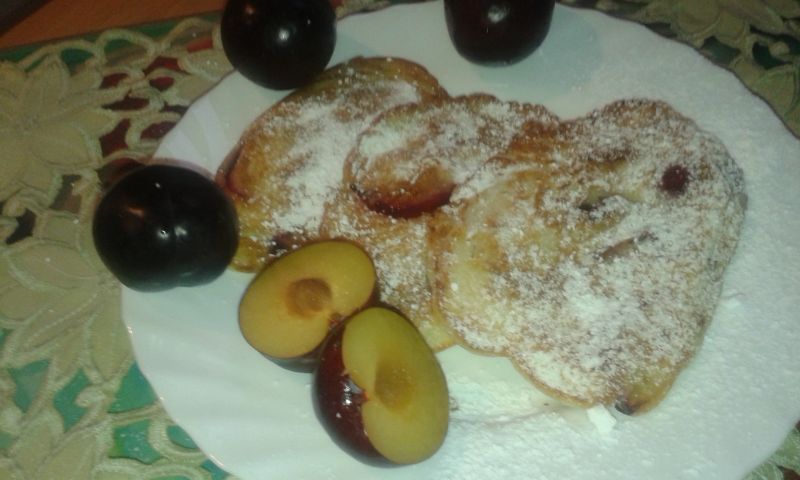 Racuchy na kwaśnym mleku ze śliwkami