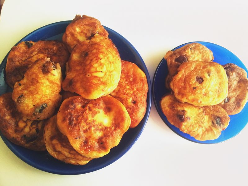 Racuchy na śmietanie z czereśniami i rodzynkami