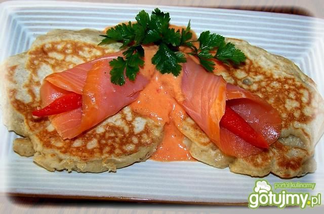 Racuchy pełnoziarniste z łososiem.  Racuchy pełnoziarniste z łososiem.