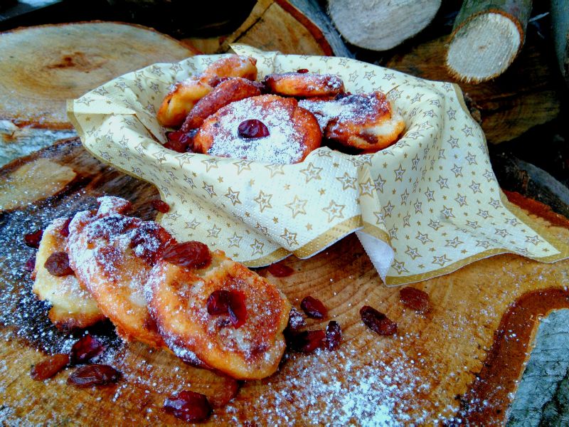 Racuchy serowe z rodzynkami i żurawinami Racuchy serowe z rodzynkami i żurawinami