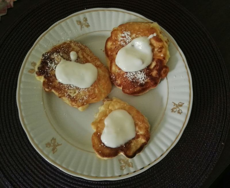 Racuchy z jabłkami i jogurtem szarlotkowym Racuchy z jabłkami i jogurtem szarlotkowym